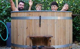 Forest Finest, luxe chalet met HOT TUB mooie overkapping en prachtige tuin met veel privacy